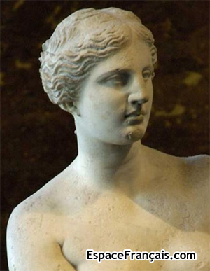La Vénus de Milo est une célèbre sculpture grecque de la fin de l'époque hellénistique (vers 130-100 av. J.-C.) qui pourrait représenter la déesse Aphrodite (Vénus pour les Romains). Découverte en 1820 sur l'île de Milo, d'où son nom, elle est actuellement conservée au musée du Louvre.