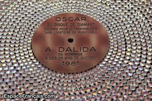 Oscar du Disque de diamant décerné pour la première dans l'histoire du Music-Hall à Dalida en hommage à ses 25 ans de succès (1981). Oscar du Disque de diamant décerné pour la première dans l'histoire du Music-Hall à Dalida en hommage à ses 25 ans de succès (1981).