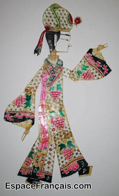 Théâtre d'ombres : Pi Ying ; une figurine du théâtre d'ombre chinois. Les PiYing sont animées au moyen de longues et fines baguettes de métal ou de bois, derrière un écran de soie blanche où, vivement éclairées, elles se détachent en « ombre chinoise ».