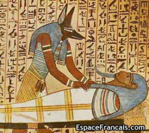 Art égyptien représentant Anubis qui remonte probablement aux sources de la civilisation égyptienne (puisque sa fête est mentionnée dès 3000 av. J.-C.). Il est le grand protecteur de la ville de Kasa, dont l'emblème était le chien errant.