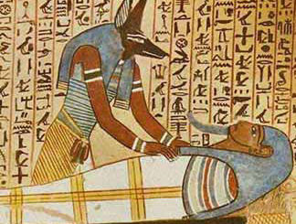 Art égyptien représentant Anubis qui remonte probablement aux sources de la civilisation égyptienne (puisque sa fête est mentionnée dès 3000 av. J.-C.). Il est le grand protecteur de la ville de Kasa, dont l'emblème était le chien errant.