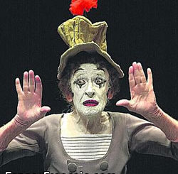 Marcel Marceau, dit le mime Marceau est acteur et mime français qui devient au fil des années un des artistes les plus connus dans le monde.