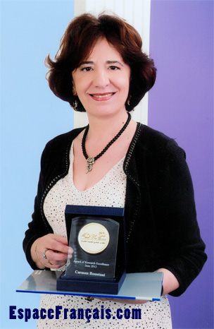 Photo de Carmen Boustani qui reçoit la médaille d’or et le prix d’excellence.
