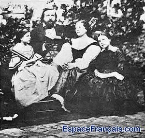 Portrait de la famille Gautier : Théophile Gautier avec sa femme Ernesta Grisi et ses deux filles Estelle et Judith (tirage ancien de P.-A. Richebourg, 1857).