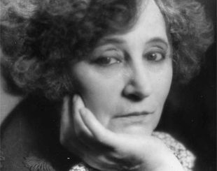 Colette, de son vrai nom Sidonie-Gabrielle Colette, est une romancière française, née à Saint-Sauveur-en-Puisaye le 28 janvier 1873 et morte à Paris le 3 août 1954. Elle est élue membre de l’Académie Goncourt en 1945.