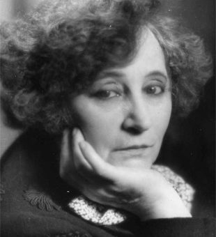 Colette, de son vrai nom Sidonie-Gabrielle Colette, est une romancière française, née à Saint-Sauveur-en-Puisaye le 28 janvier 1873 et morte à Paris le 3 août 1954. Elle est élue membre de l’Académie Goncourt en 1945.