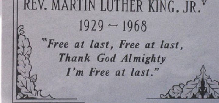 Épitaphe écrite sur le tombeau de Martin Luther King (15 janvier 1929 - 4 avril 1968), d'après un vieux negro spiritual, qu'il a cité à la fin de son discours « I have a dream » : Free at last. Free at last, Thank God Almighty, I'm free at last. (« Enfin libre. Enfin libre, merci Dieu tout-puissant, je suis enfin libre. »