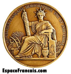 Le Grand Sceau de la IIe République en 1848. Les Républiques suivantes ont réutilisé ce sceau moyennant l’effacement de la date du 24 février 1848.