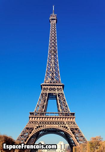 Vue de la tour Eiffel depuis le Champ-de-Mars. Photo de @vwalakte.