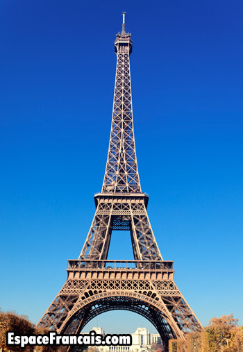 Vue de la tour Eiffel depuis le Champ-de-Mars. Vue de la tour Eiffel depuis le Champ-de-Mars.